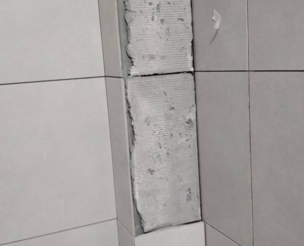新巴尔虎右瓷砖空鼓维修公司分享下瓷砖施工前基层浇水润湿程度不足，可能导致以下问题