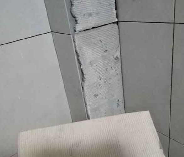 新巴尔虎右瓷砖空鼓维修公司分享下厨房瓷砖脱落的补救措施。